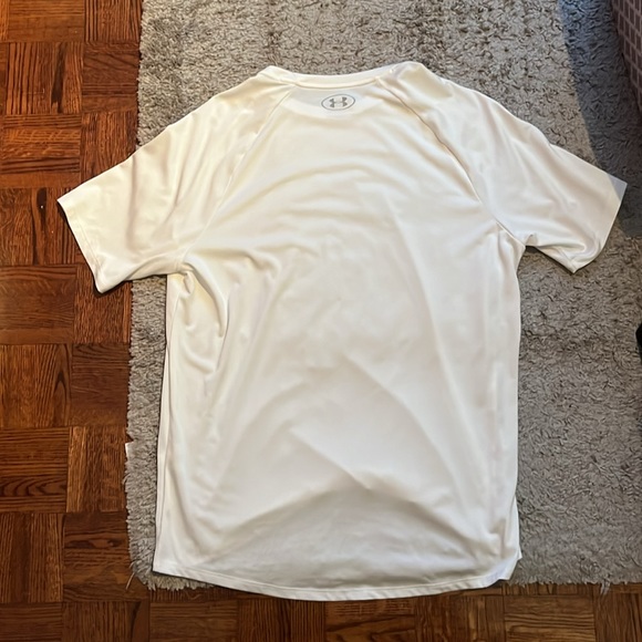 Dry fit under armour t-shirt - Picture 2 of 3